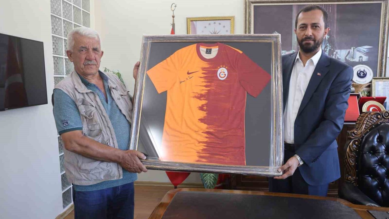 Şampiyonluk iddiasını kazanan Duran amca, kaymakam ve belediye başkanından forma aldı