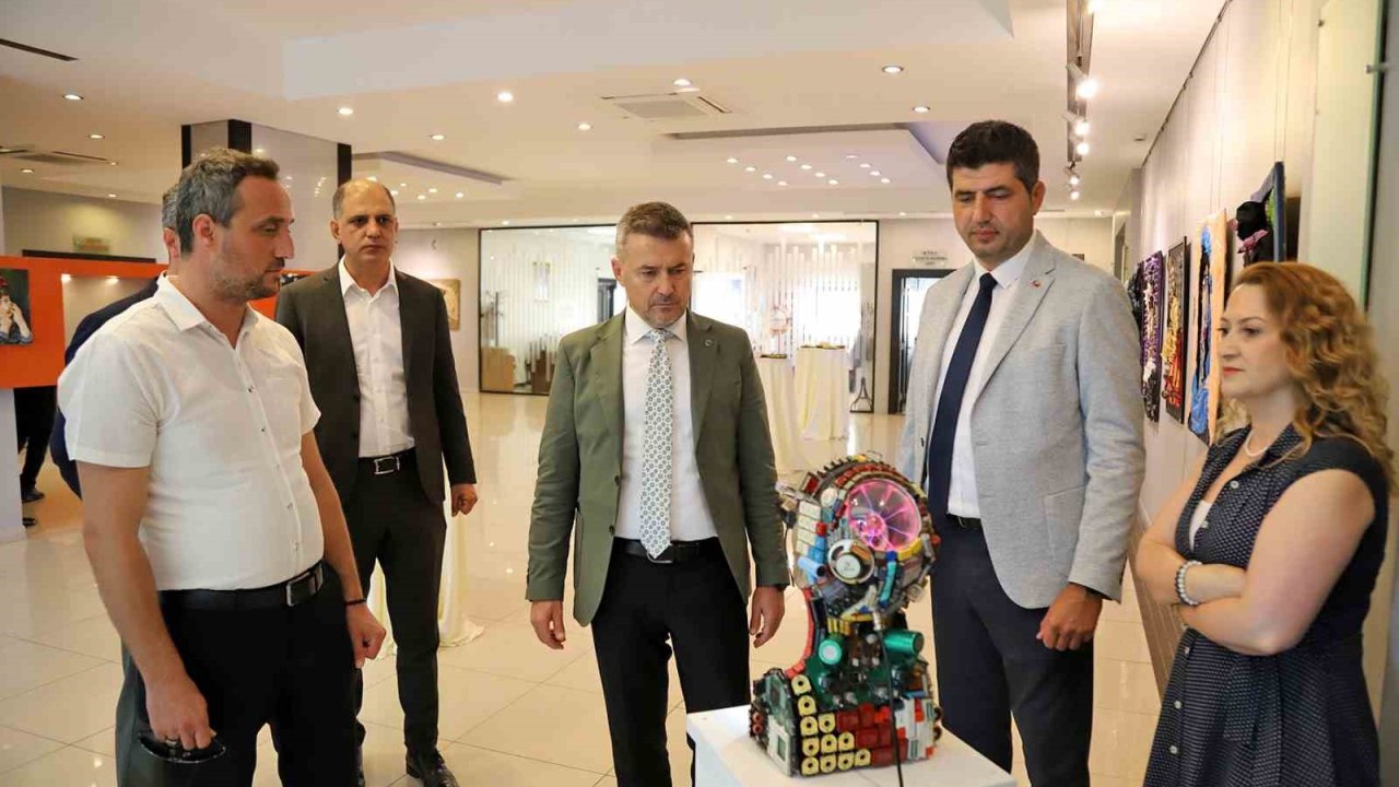 Geri dönüşüm ve sanat el ele verdi: Atıktan Sanata Sergisi açıldı