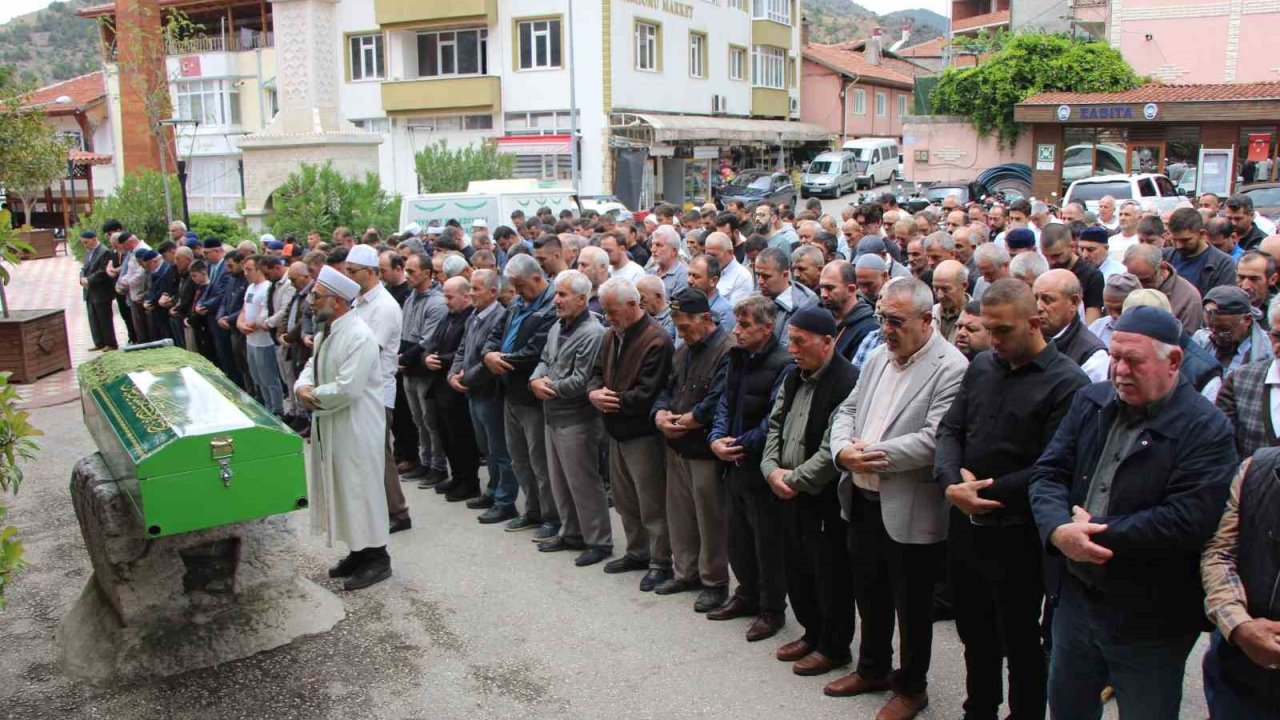 Amasya’da cezaevinden çıkan eşinin vurduğu kadın defnedildi