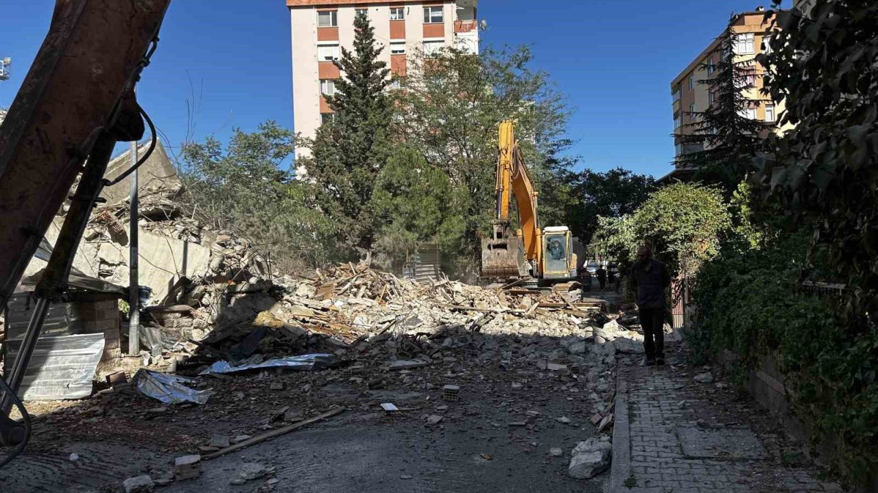 Maltepe’de faciadan dönüldü: 11 katlı bina yıkım sırasında çöktü