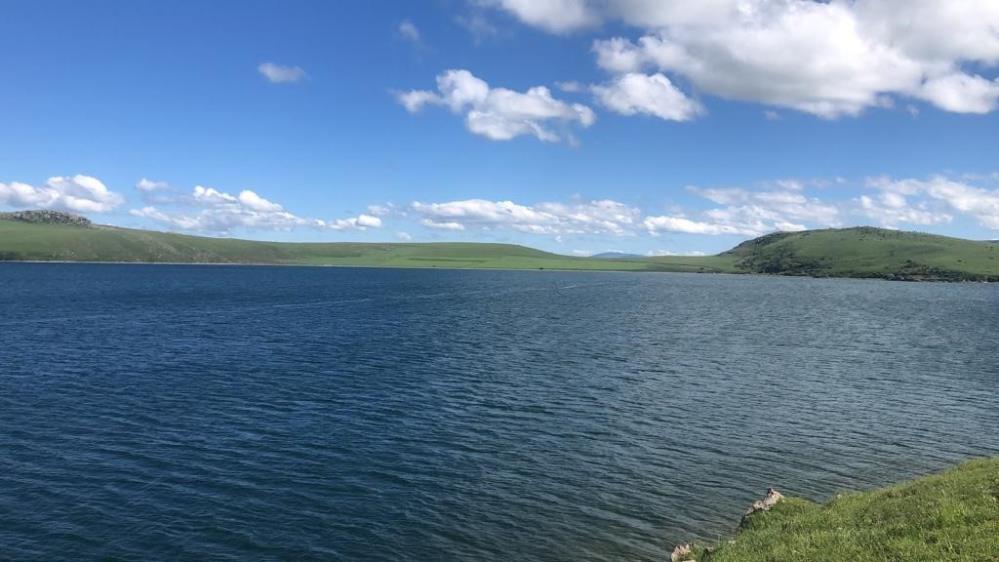 Kars’taki Aygır Gölü Yaz Aylarında Görsel Şölene Dönüşüyor