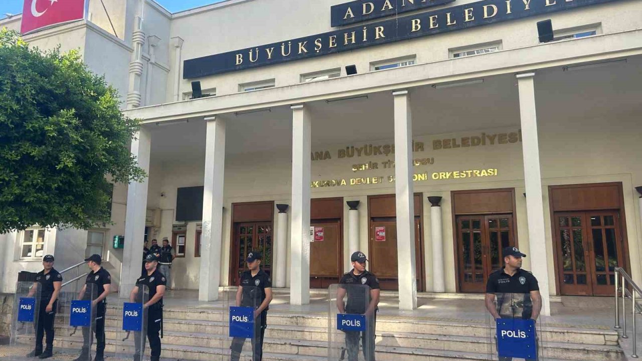 Adana Büyükşehir Belediye Başkanı Karalar gözaltına alındı, belediyede arama başlatıldı