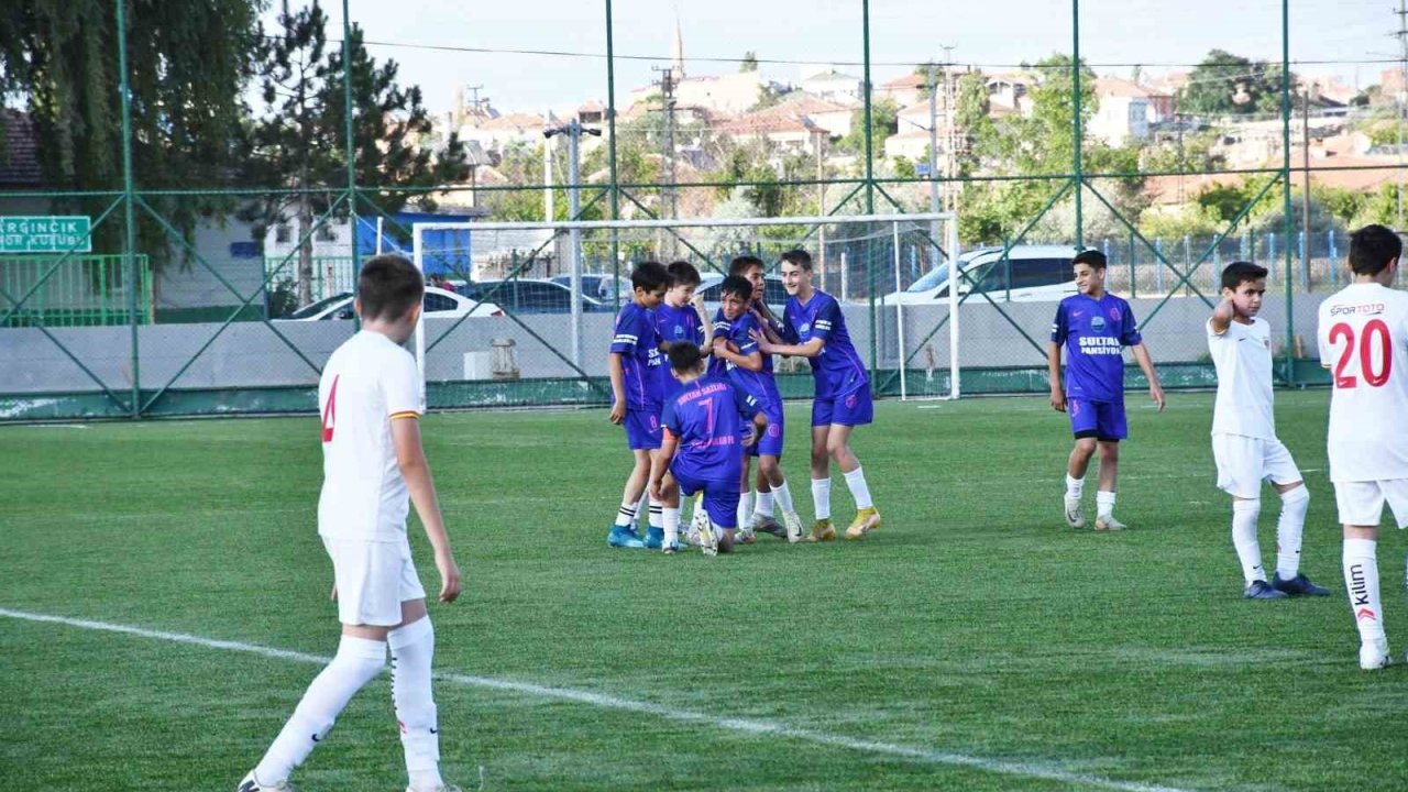 Zeki Akparlar FK, U12 Liginde de şampiyon oldu