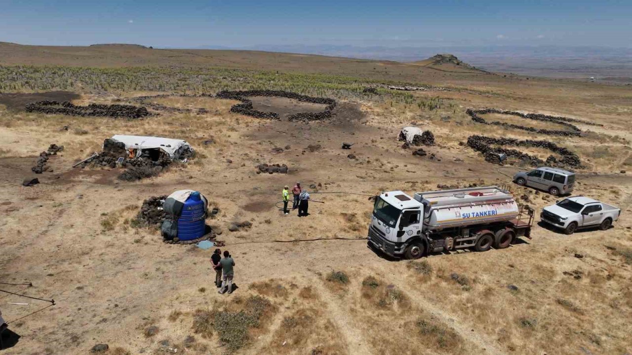 Diyarbakır’da yaylada kalan besicilerin hayvanlarına tankerlerle su taşınıyor