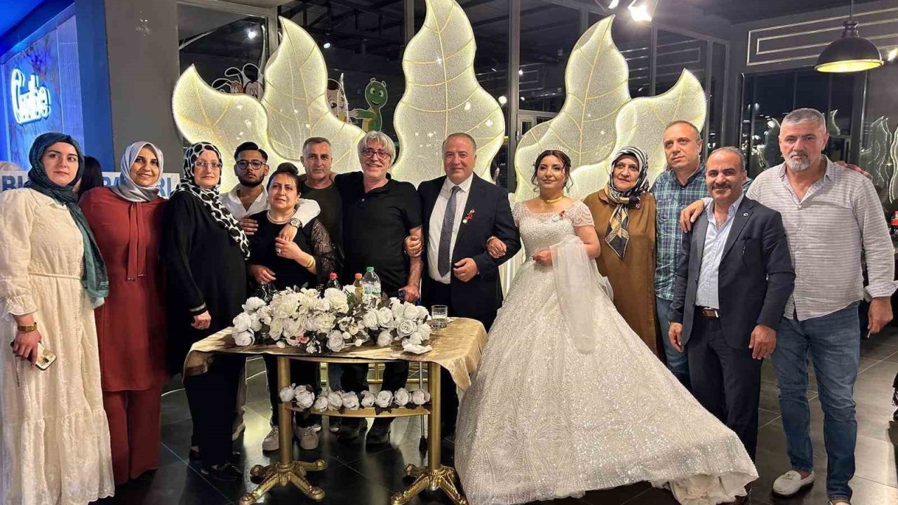 Liseli sınıf arkadaşları 34 yıl sonra karşılaştı, görüşme düğünle sonuçlandı