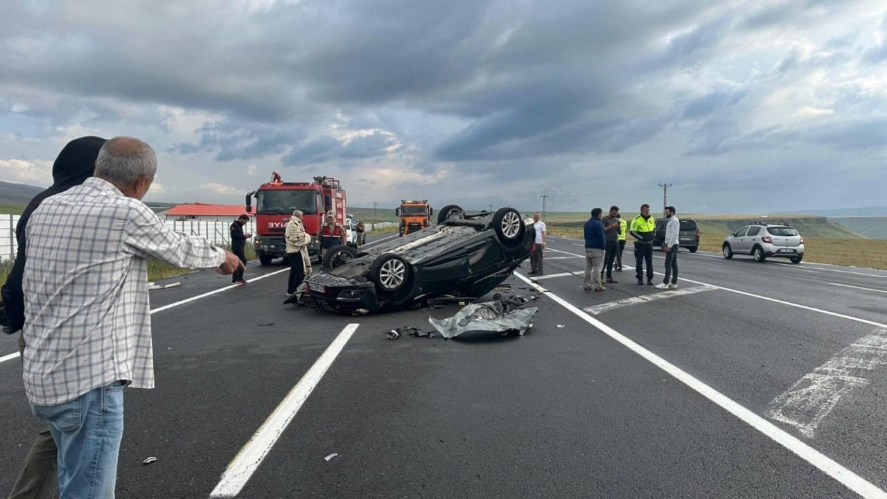 Kars’ta otomobil kamyona çarpıp takla attı