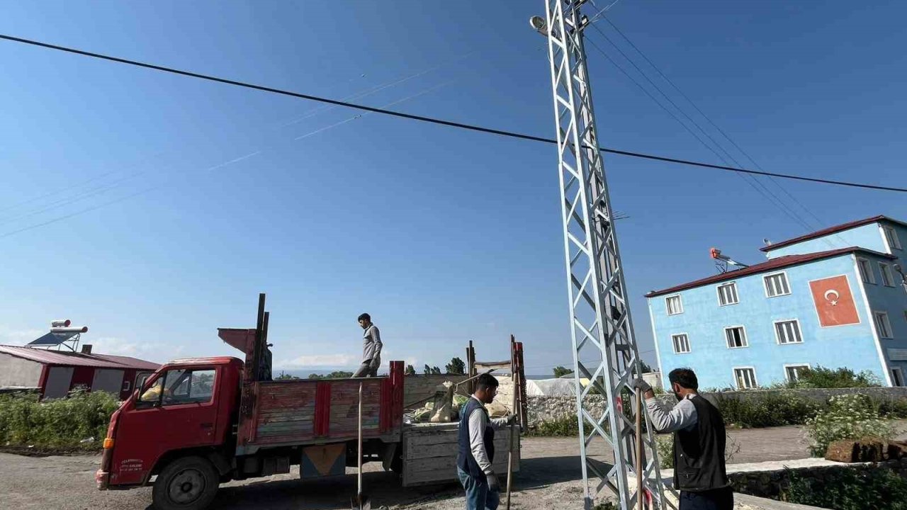 Kars’ta ARAS elektrik köylerde elektrik direklerini yeniliyor