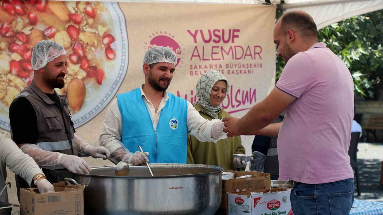 Binlerce kişiye aşure bereketini ulaştırdılar