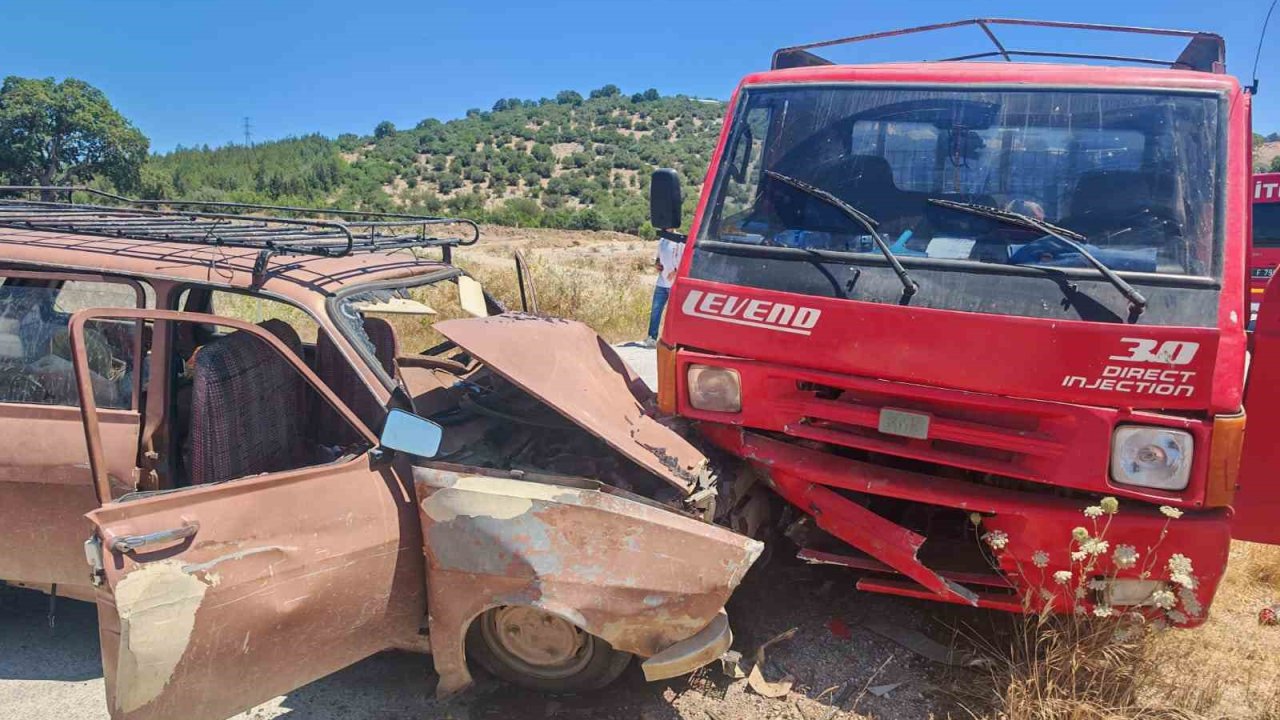 Balıkesir İvrindi’de otomobil ile kamyonet çarpıştı; 8 yaralı
