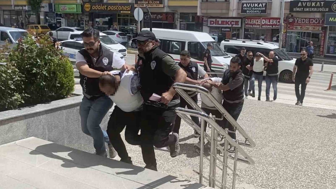 Cesedi gömülü halde bulunan şahsın cinayet zanlıları adliyeye sevk edildi