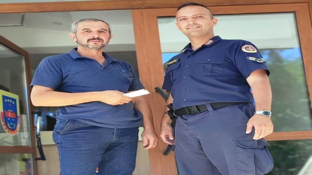 Jandarma, servis şoförünün bulduğu 5 bin lirayı sahibine teslim etti