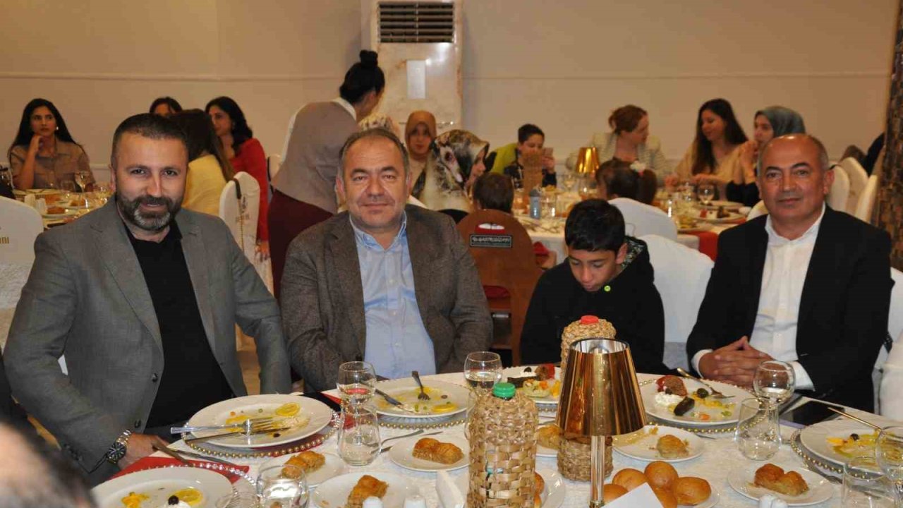 Kars’ta hakim ve savcılar veda yemeğinde bir araya geldi