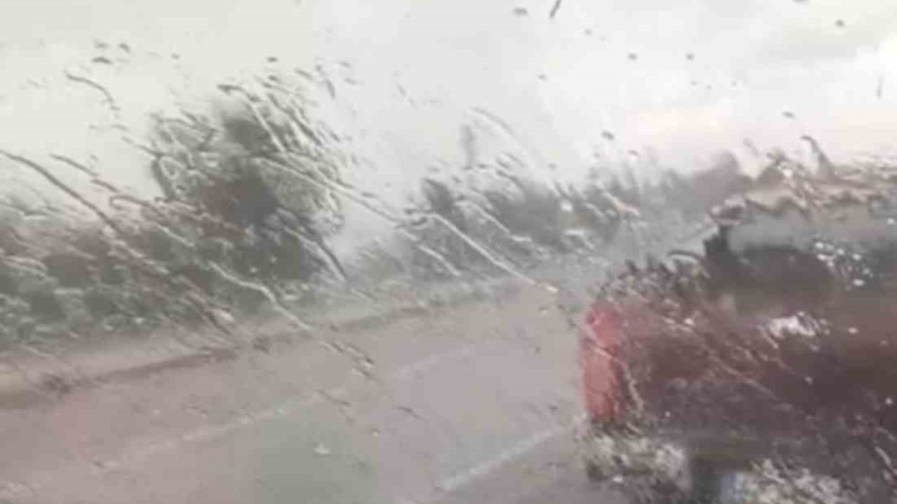 Elazığ’a kış geri geldi, dolu ve sağanak etkili oldu