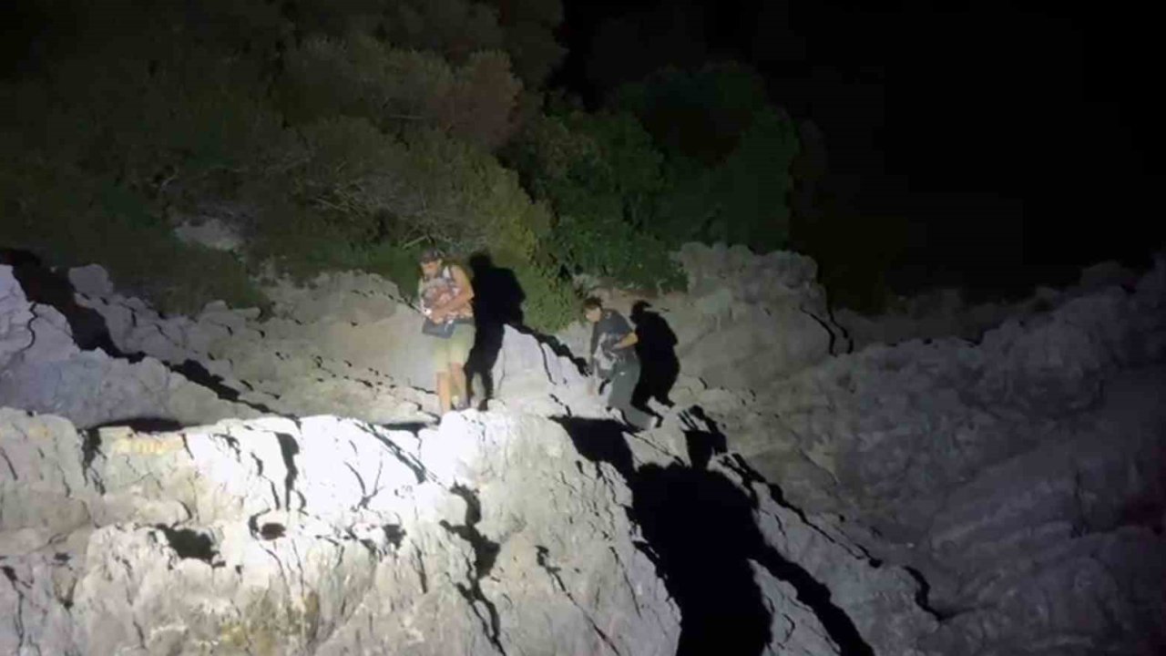 2 düzensiz göçmen karadan ulaşımın bulunmadığı bölgeye bırakıldı