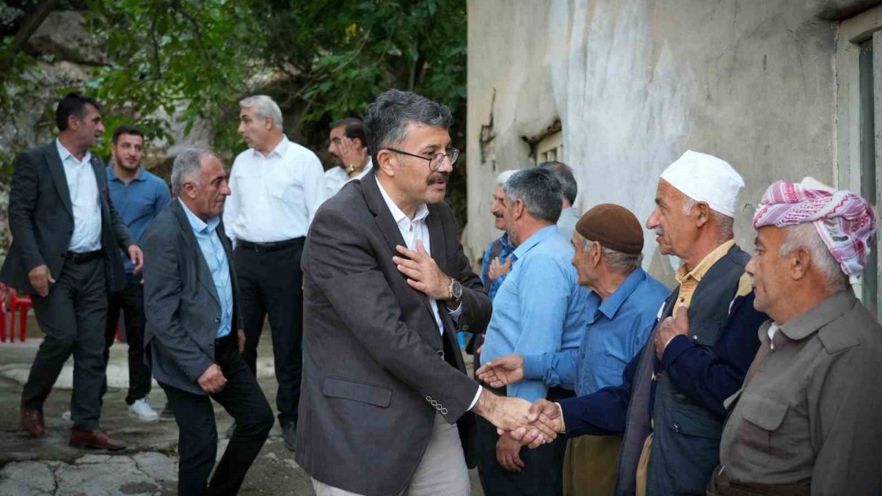 Vali Çelik, Şemdinli’ye bağlı köylerde yol çalışmalarını inceledi