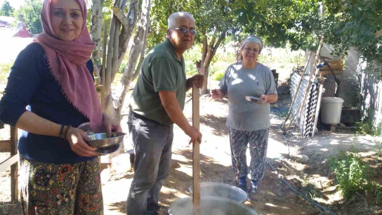 Evlerde aşure kazanları bolluk ve bereket için kaynıyor