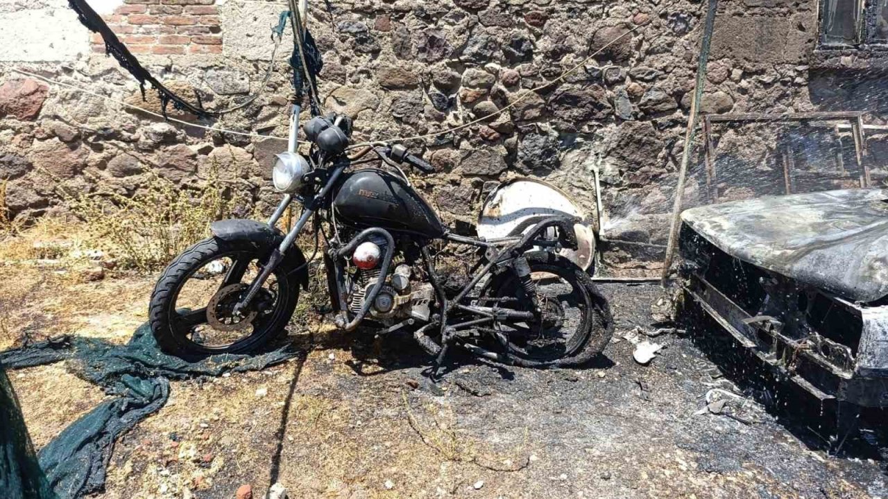 Ayvacık’ta park halindeki otomobil ile motosiklet yandı