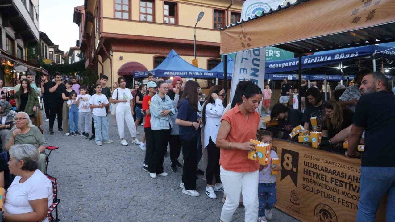 Odunpazarı’nda ’Açık Hava Film Günleri’ nostaljik bir başlangıç yaptı