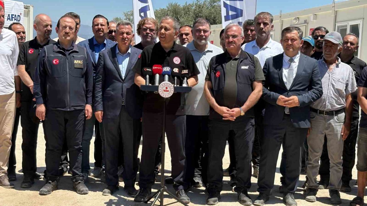 İçişleri Bakanı Yerlikaya, İzmir’de yanan köyleri ziyaret etti