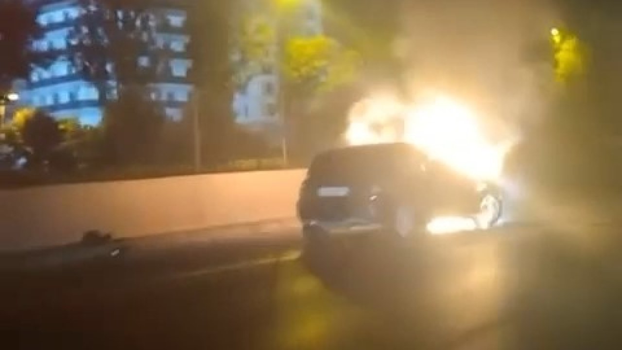 Bursa’da bir otomobil alev alev yandı