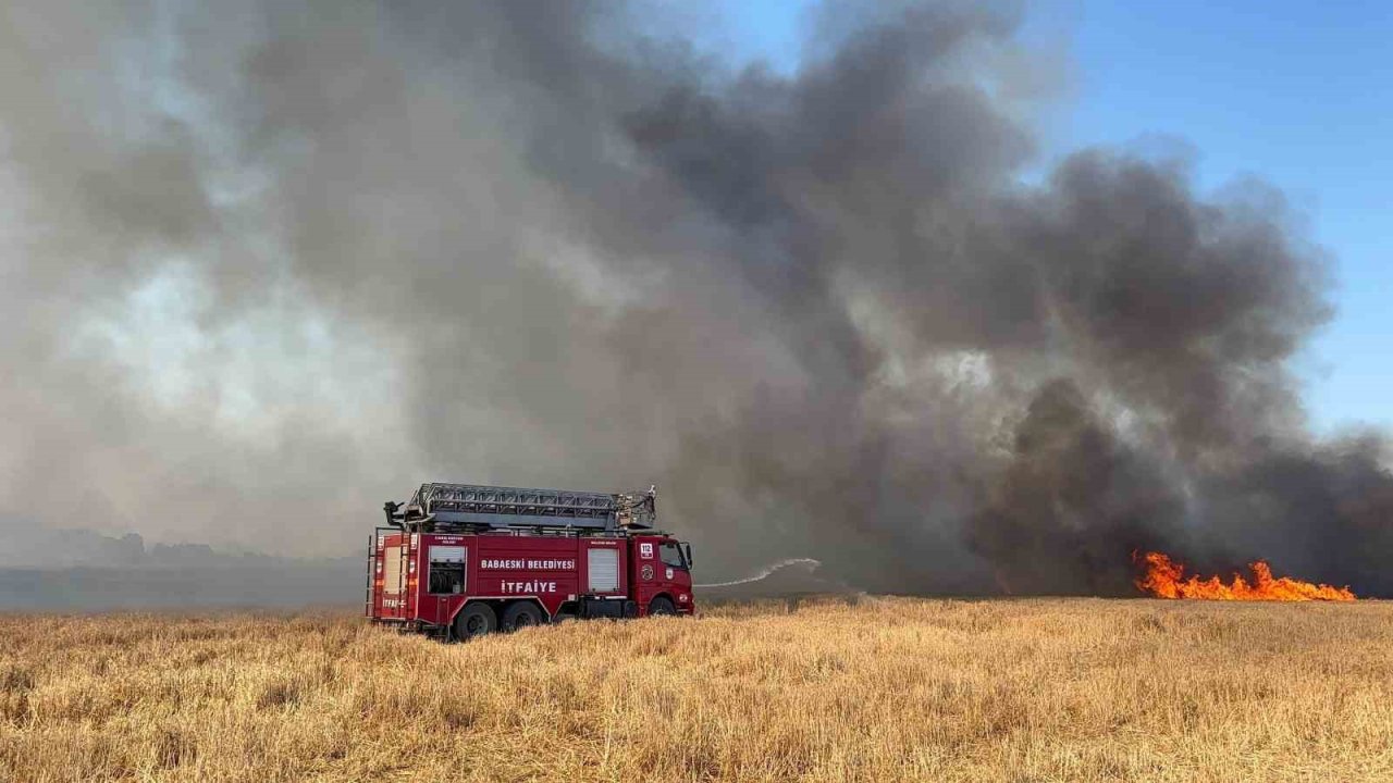Babaeski’de tarım arazisinden askeri bölgeye sıçrayan yangın kontrol altına alındı
