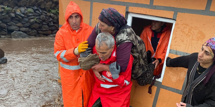 Kars'ta itfaiyeci yaşlı kadını sırtında taşıyarak kurtardı