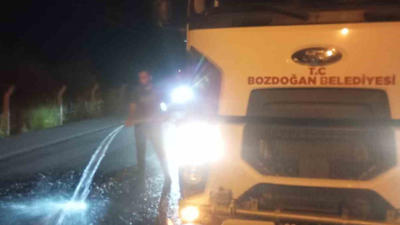 Yola dökülen yağ, belediye ekiplerince temizlendi