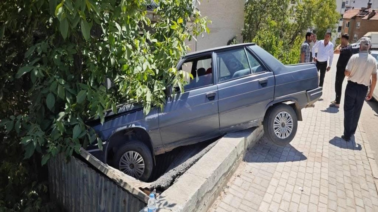 Elazığ’da tekeri patlayan otomobil, kömürlüğün üzerine çıktı