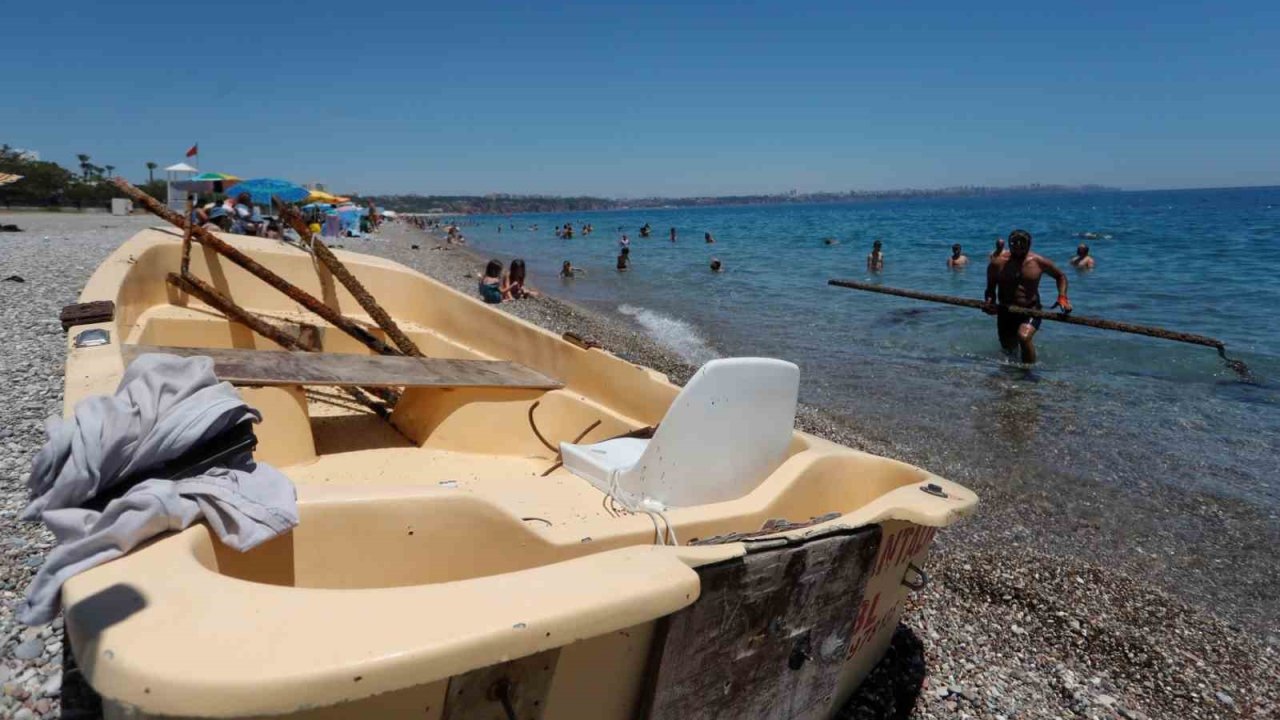 Metal çıkarmak için denize daldı, batmış tekneyi bulup kıyıya çıkardı