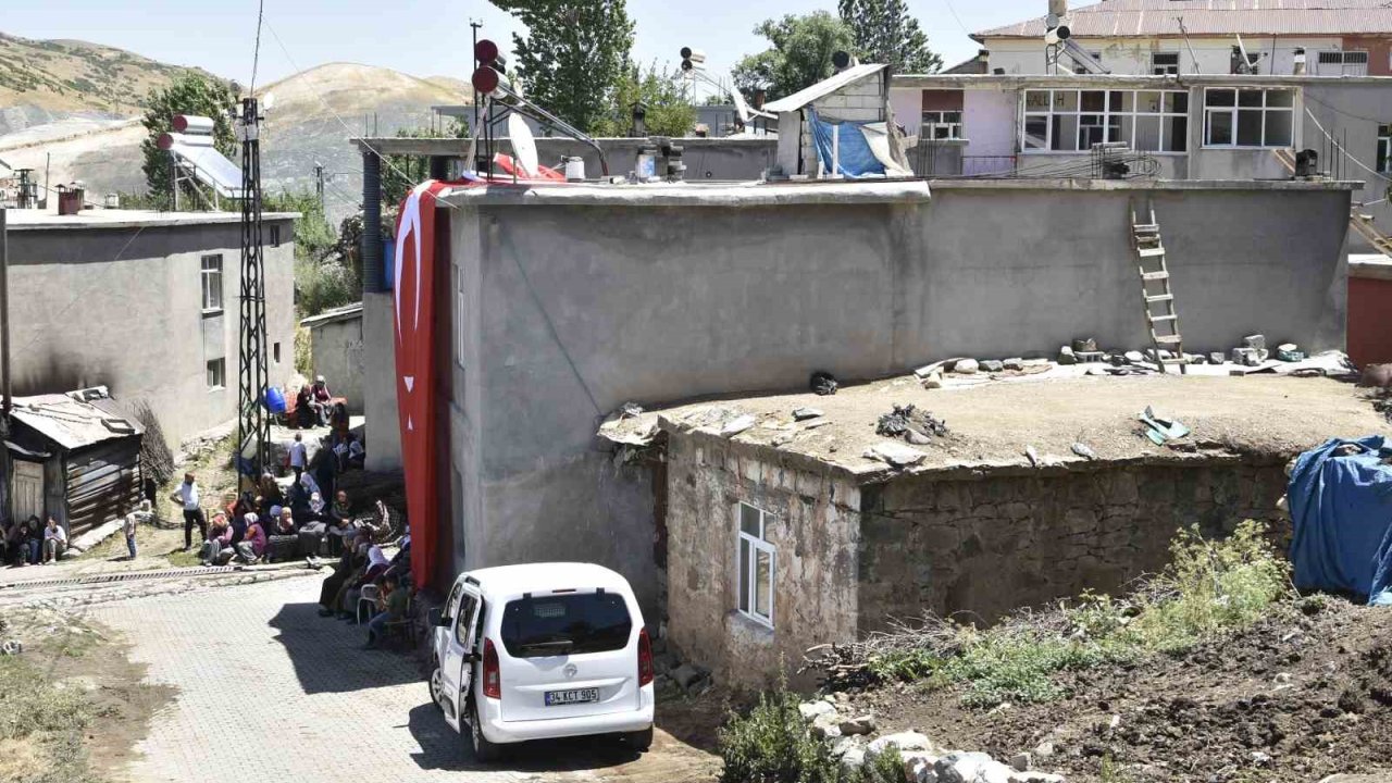Mutki’de şehidin evine Türk bayrağı asıldı