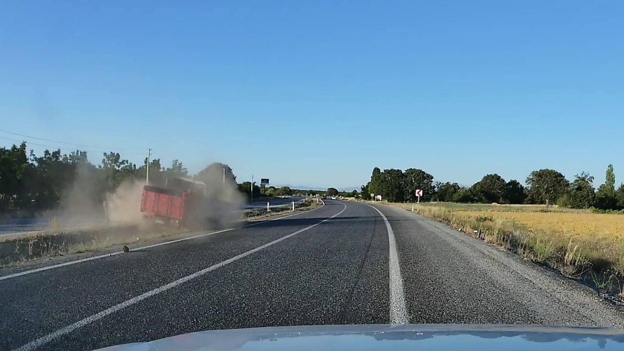 Lastiği patlayan kamyon devrilmekten son anda kurtuldu