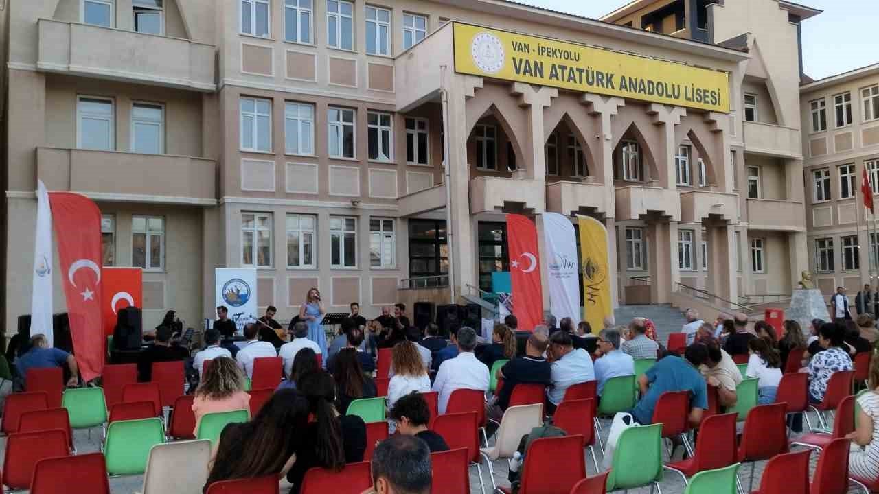 Atatürk Lisesi mezunları ikinci kez bir araya geldi