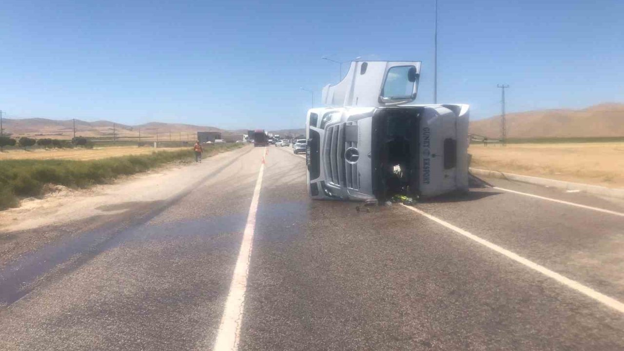 Malatya’da tanker devrildi: 1 kişi yaralandı