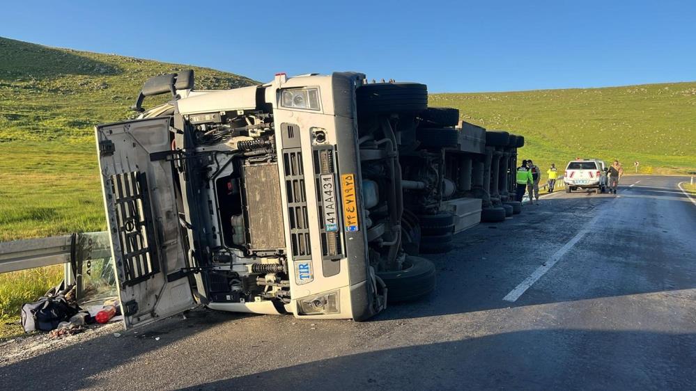 Kars - Göle yolunda tır devrildi, sürücü yaralandı