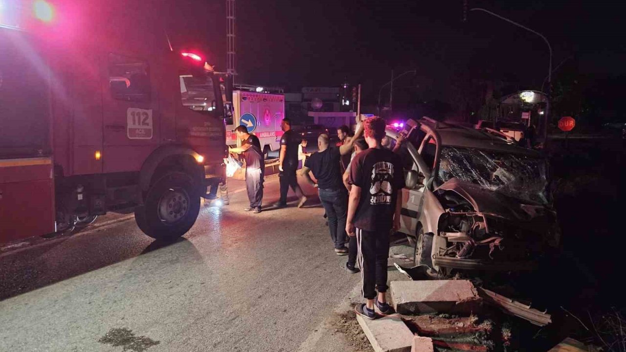 İzmir’de kamyonet otomobille çarpıştı: 2’si ağır 7 yaralı