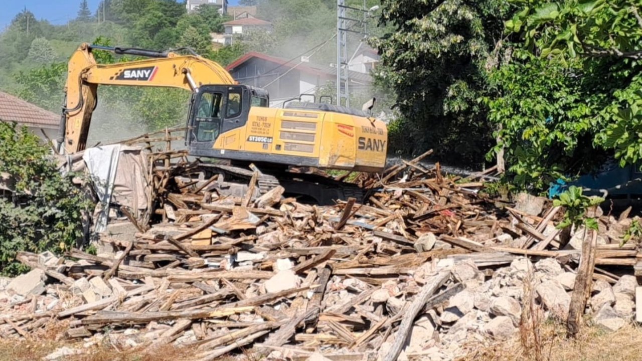 Gölcük’te riskli binalar yıkılıyor