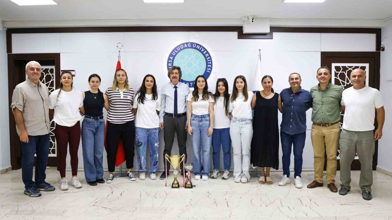 BUÜ Kadın Hentbol Takımından çifte şampiyonluk