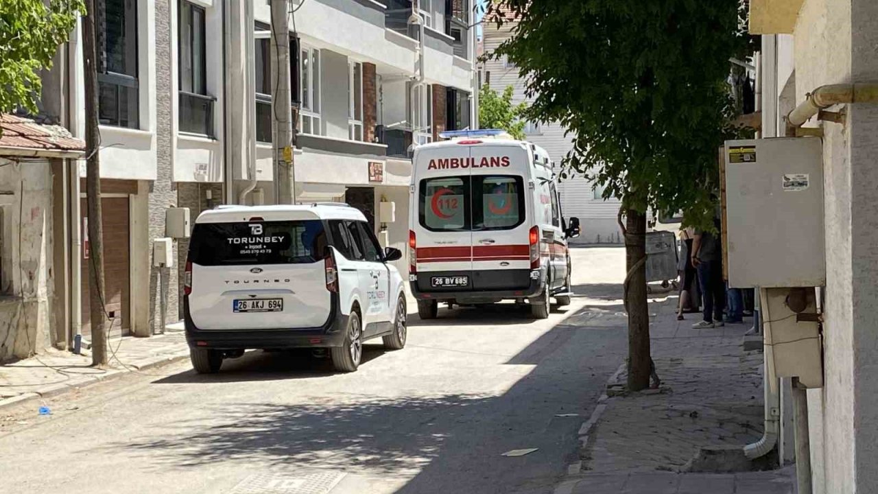 İkinci kattan düşen küçük çocuk hastaneye kaldırıldı