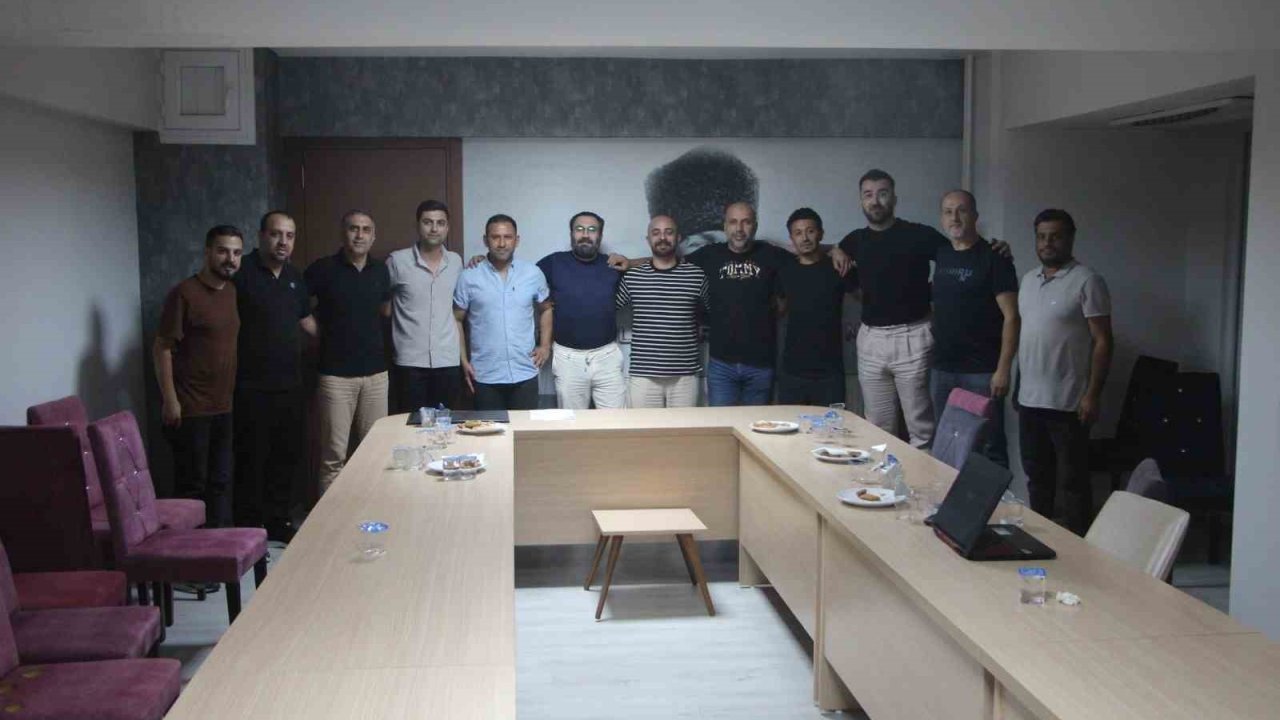 Nazillispor’da yeni yönetim taraftarlarla bir araya geldi