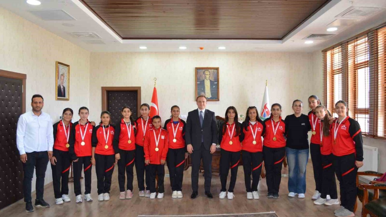 Kaymakam Koşansu, şampiyon voleybolcuları ağırladı