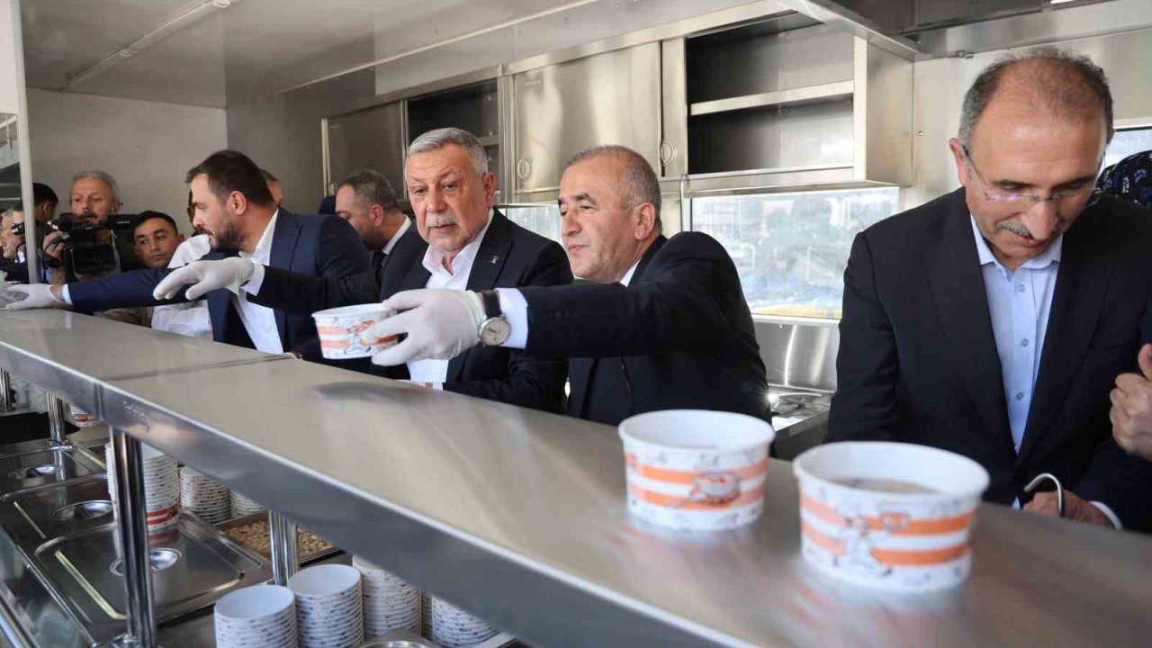 Elazığ’da vatandaşlara aşure ikram edildi