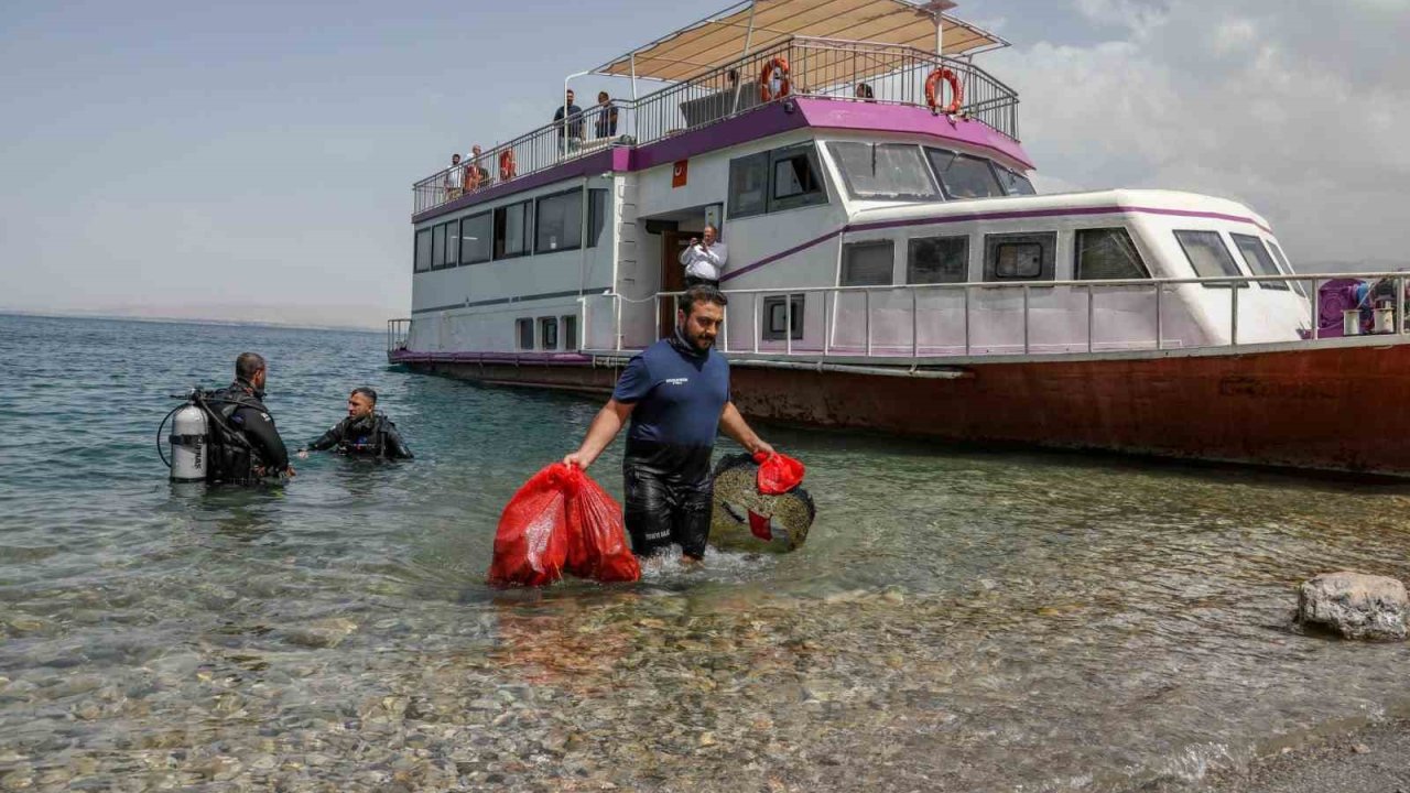 Van Gölü’nün dibinden çıkartılan atıklar pes dedirtti