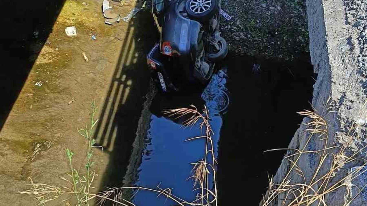 Direksiyon hakimiyetini kaybeden otomobil iki köprü arasından dereye uçtu