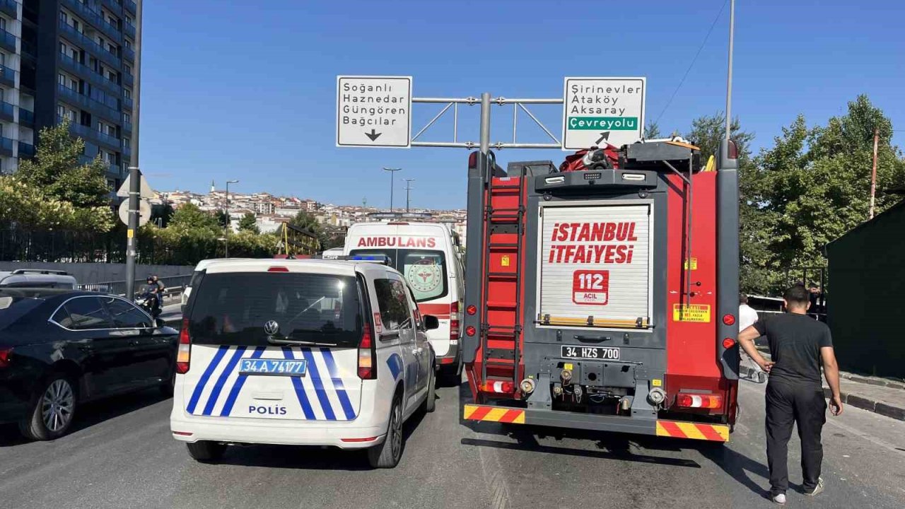 Araca yaslanarak arkadaşıyla konuşan şahsa otomobil çarptı