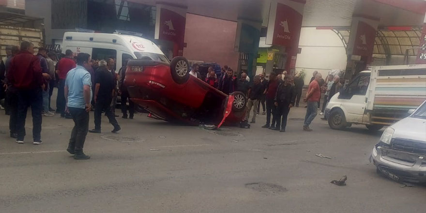 Kars şehir merkezinde araç takla attı!