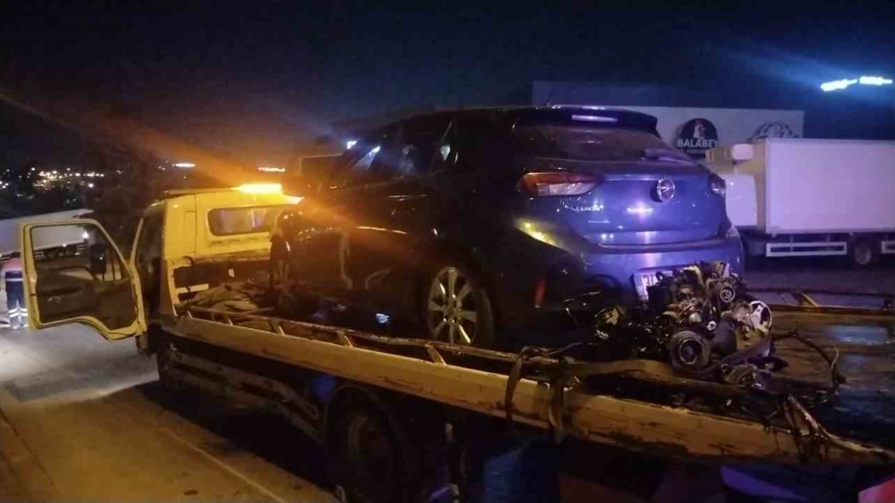 Sancaktepe’de kontrolden çıkan otomobil fabrika duvarına çarptı: 2 yaralı