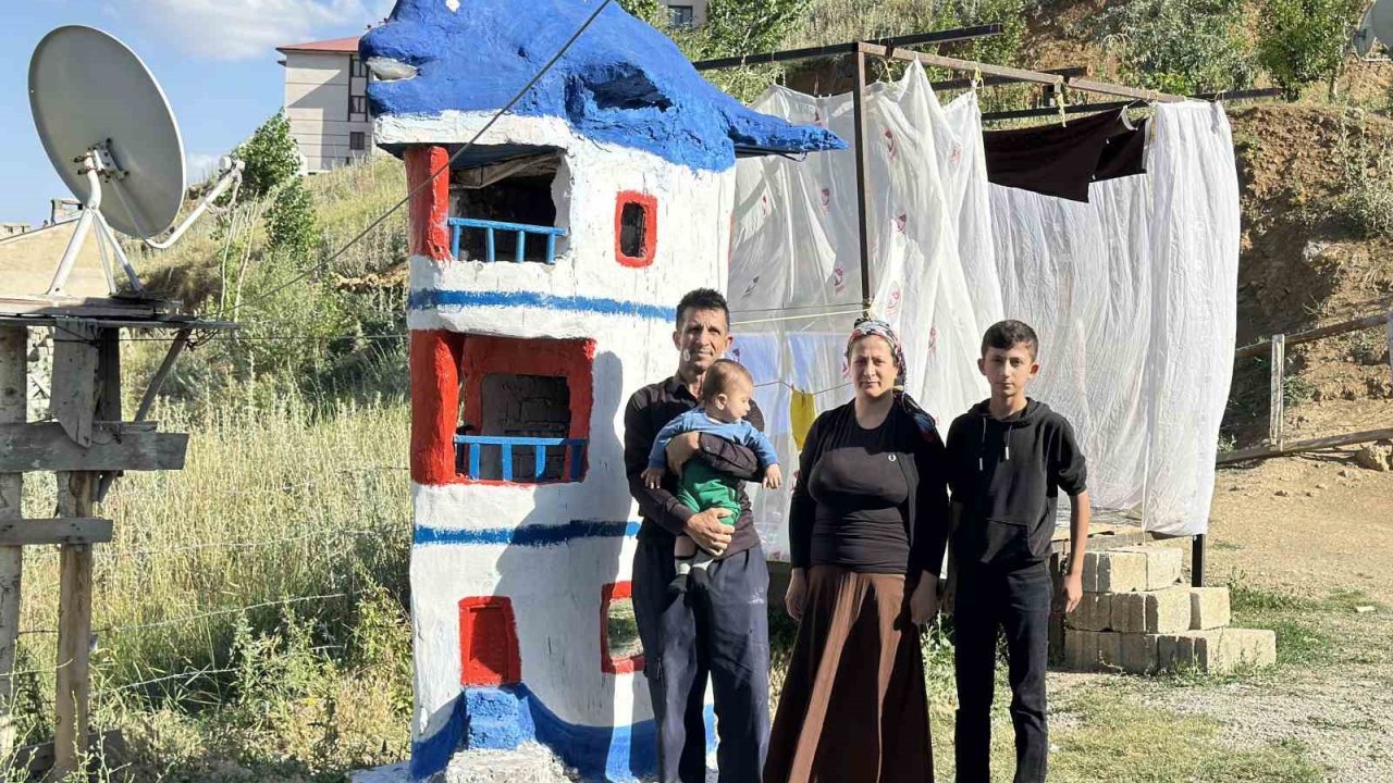 Yüksekova’da görenleri şaşırtan gemi ve yunus figürlü ev maketi