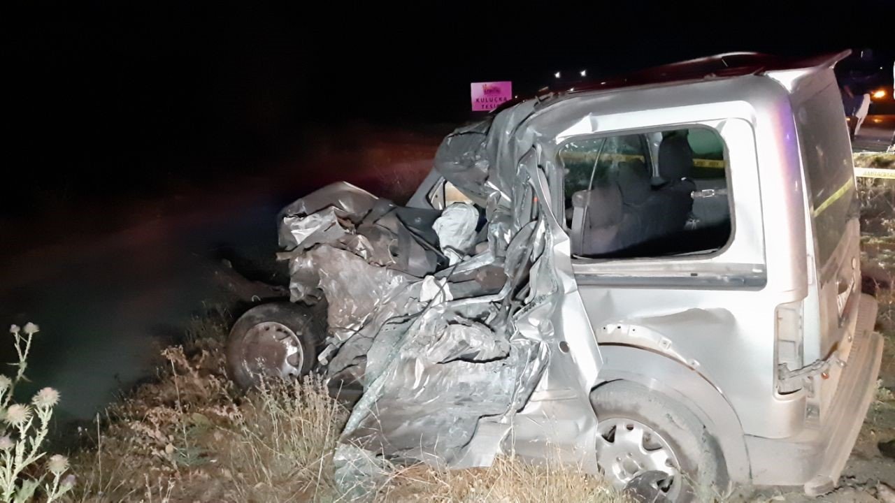 Feci kazada araçlar hurdaya döndü: 1 ölü, 1 yaralı