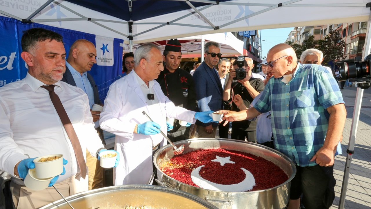 Küçükçekmece Belediyesi’nden binlerce kişiye aşure ikramı