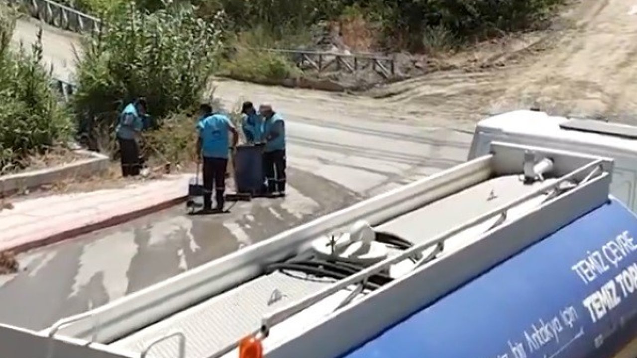 Antakya’da yangından etkilenen bölgelerde hummalı temizlik çalışması